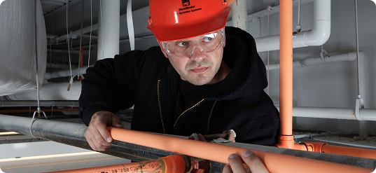 blazemaster-cpvc-especificaciones-img-hombre-tuberia