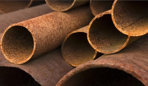 Tubo de metal em corrosão