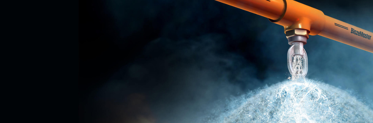 ¿Cuánta agua usa un sistema contra incendios para apagar el fuego?