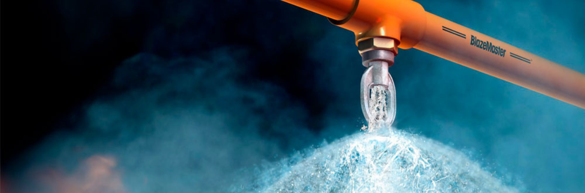 ¿Qué caudal y presión de agua requiere un sistema contra incendios?