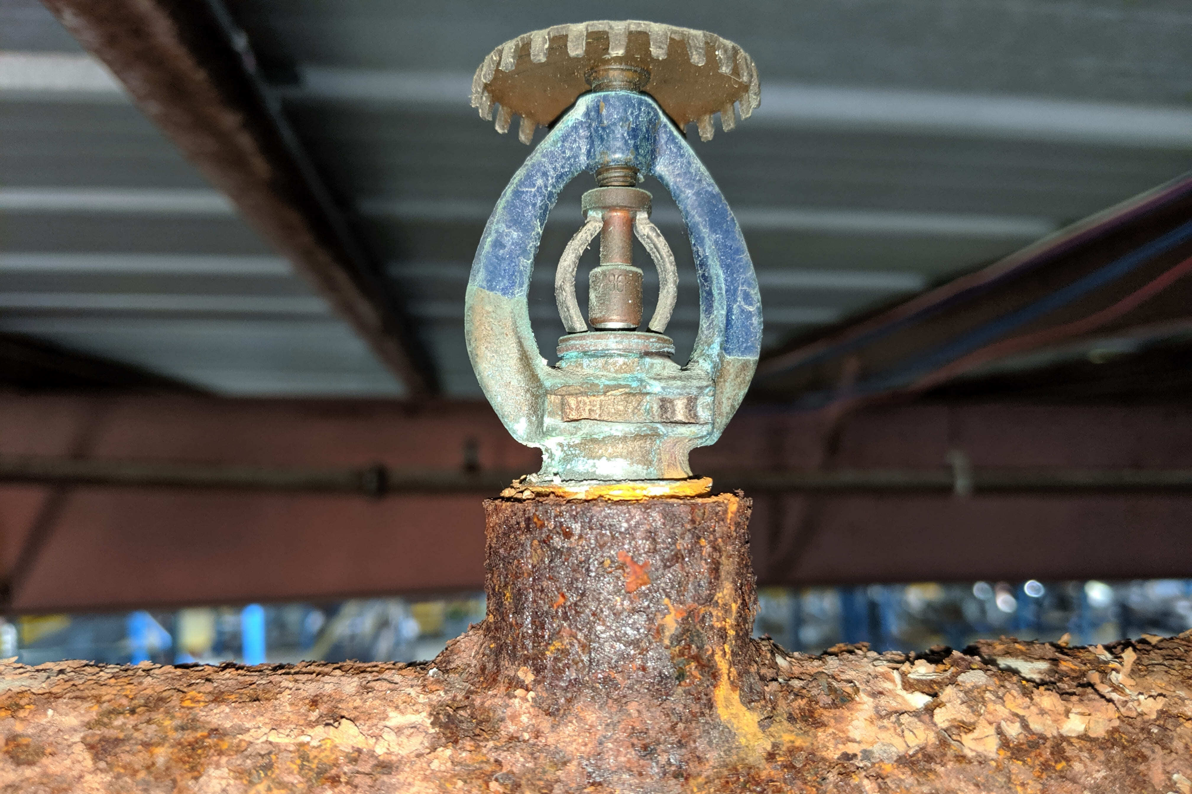 O risco oculto: corrosão em sistemas metálicos de sprinklers